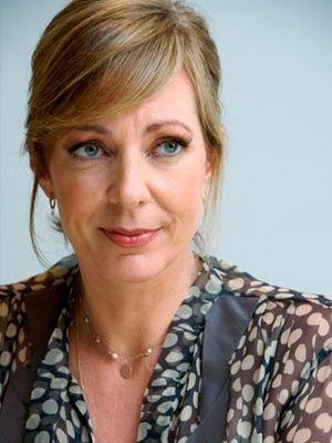 Эллисон Дженни в роли Эвелин